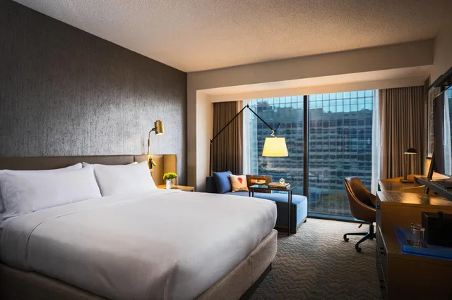غرفة بسرير كينج بإطلالة على المدينة، RENAISSANCE TOLEDO DOWNTOWN HOTEL 1/7