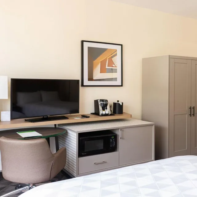 غرفة بسرير كوين بإطلالة على المسبح، Holiday Inn Hotel Suites Phoenix Mesa Chandler 1/1