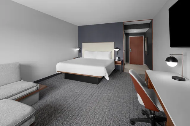 غرفة بسرير كينج مع أريكة بحوض استحمام لذوي الإعاقة، Courtyard By Marriott Tampa Oldsmar 2/3