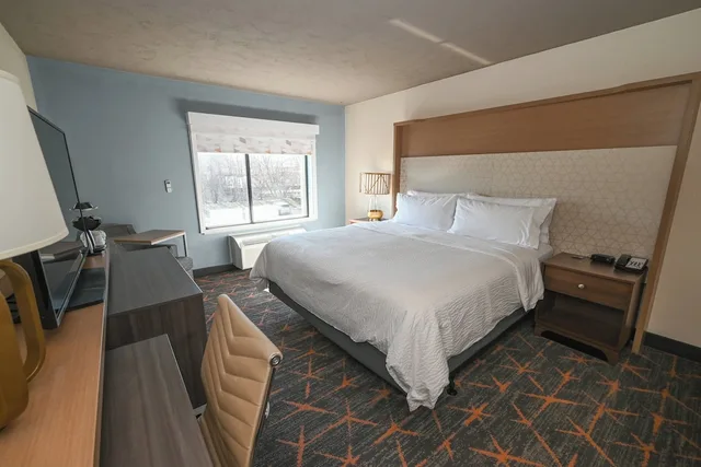 غرفة قياسية بسرير كينج لذوي الإعاقة، Holiday Inn Cleveland-Mayfield 4/6