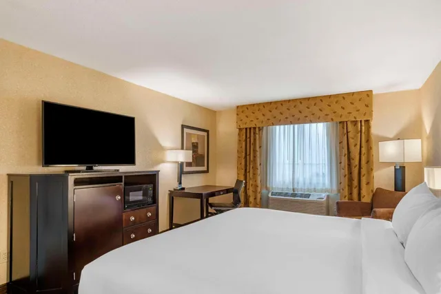 غرفة بسرير كينج بحوض استحمام لذوي الإعاقة، Lloyd Hotel Astoria Bayfront, Ascend Hotel Collection, OR 5/10