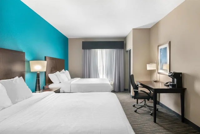 جناح بسريرين كوين مع أريكة لذوي الإعاقة، Best Western Plus Hiawatha Hotel 1/3