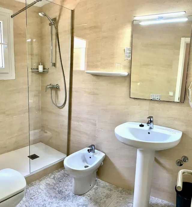 غرفة بسريرين منفصلين بإطلالة على البحر بشرفة، Hotel Tagomago 1/2