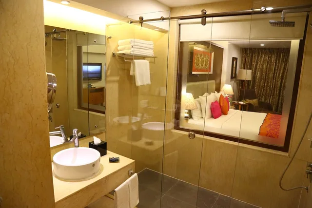 غرفة بزنس بإطلالة على البحيرة، Radisson Blu Udaipur Palace Resort And Spa 3/3
