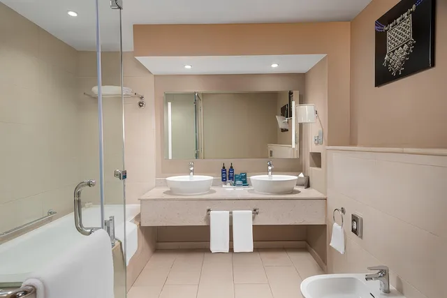 جناح بسرير كينج بإطلالة على البحر، RADISSON BLU HOTEL, SOHAR 8/9