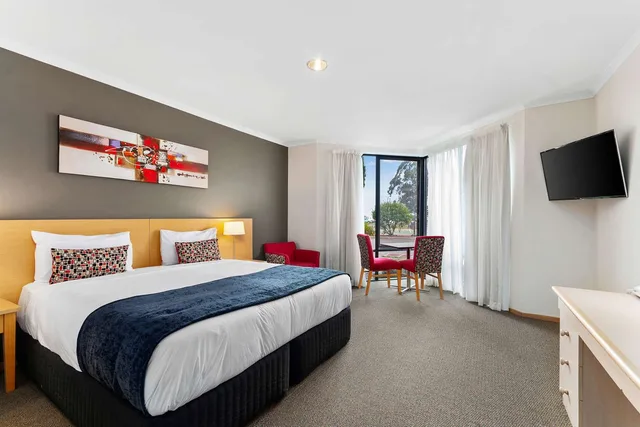 Room, King Bed, Quality Inn & Suites Traralgon 2/3