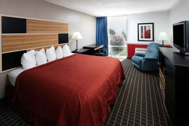 غرفة بسرير كوين، Red Lion Hotel & Conference Center Ellensburg 3/4