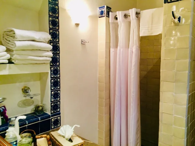 غرفة فاخرة بسرير كينج بشرفة، Hacienda Los Laureles 7/7
