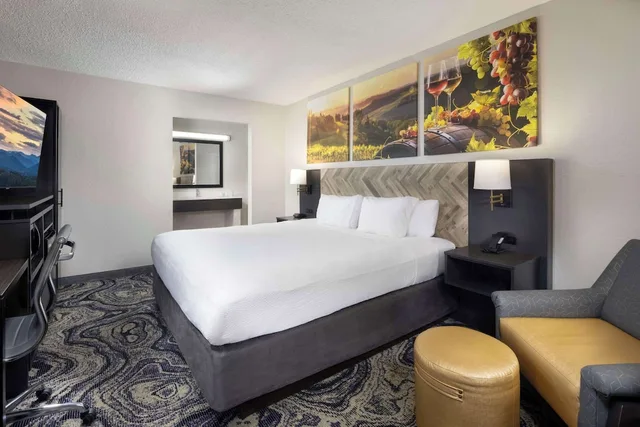 غرفة قياسية بسرير كينج، Clarion Pointe Biltmore Village 4/7