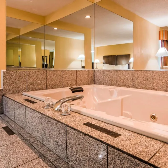جناح بسرير كينج بجاكوزي، Best Western Muncie 6/9