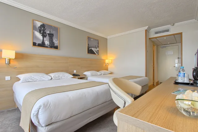 غرفة بسرير مزدوج مع أريكة، Hotel Inn Paris CDG Airport 1/8