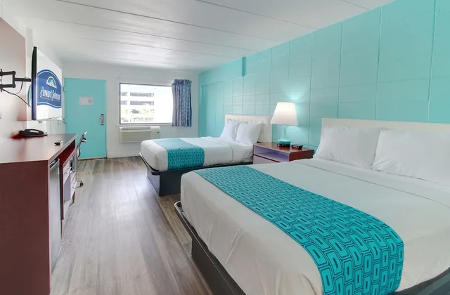 غرفة بسريرين مزدوجين، Howard Johnson by Wyndham Virginia Beach At The Beach 2/8