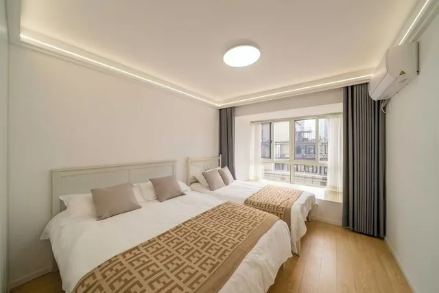 Senior, Apartment, 1 Queen and 1 Single Bed، Book and Bed-People's Square 5/10