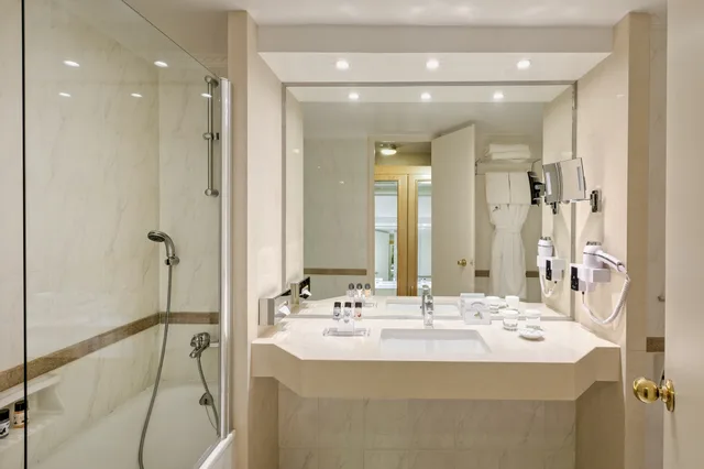 غرفة قياسية ثلاثية، Divani Caravel Hotel 2/2