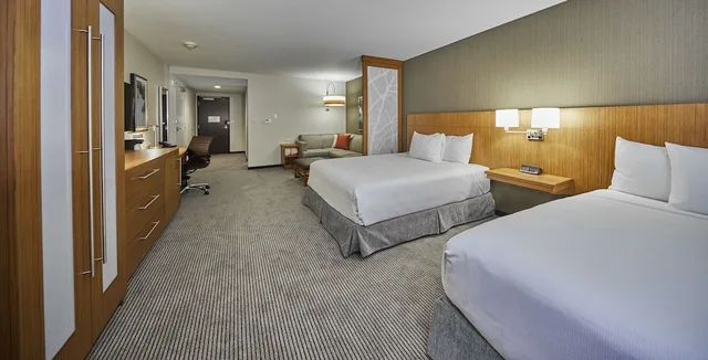 غرفة بسريرين كوين مع أريكة في طابق مرتفع، HYATT PLACE EUGENE OAKWAY CENTER 1/2