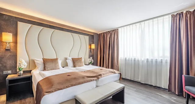 جناح، Plaza Hotel Darmstadt 2/5