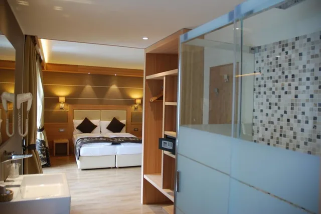 غرفة سوبيريور ثلاثية بسرير كوين وسرير فردي بإطلالة على الجبل، Hotel B&B Bondi 1/1