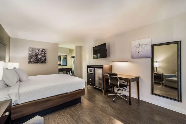 غرفة قياسية بسرير كينج، Clarion Inn & Suites Florence - Darlington 1/5