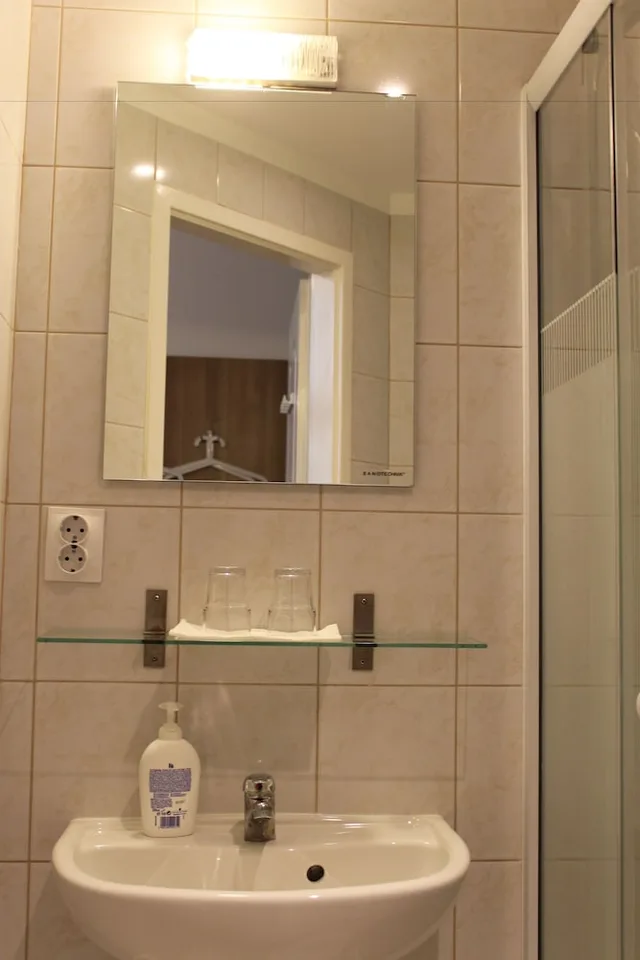 غرفة بسرير مزدوج أو سريرين منفصلين، Omega Guesthouse Budapest 9/9