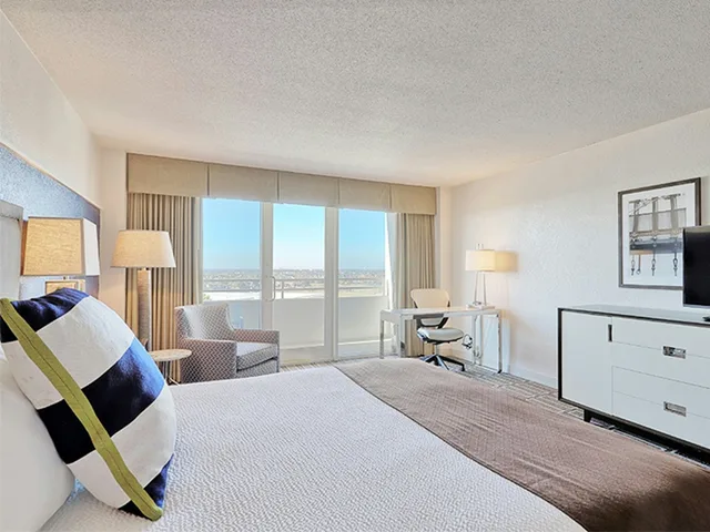 غرفة ديلوكس بسرير كينج بشرفة، South Shore Harbour Resort & Conference Center 1/1