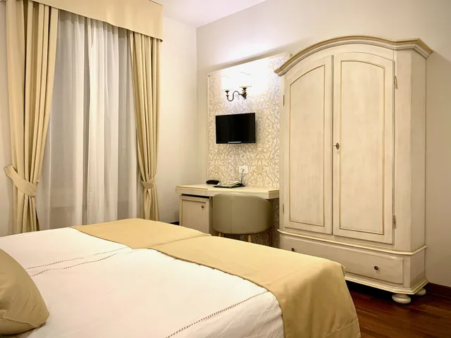 غرفة بسرير مزدوج بإطلالة على البحيرة بشرفة، Hotel Ristorante Gardesana 2/7