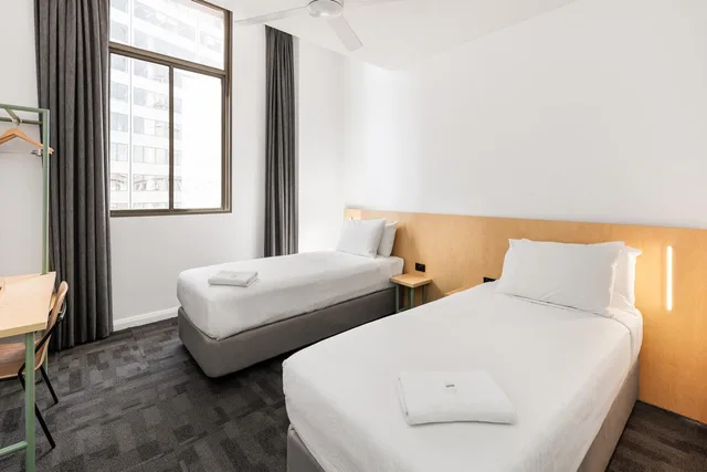 Twin Ensuite, YHA Sydney Central 1/5
