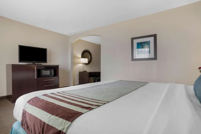 جناح بسرير كينج بشرفة لذوي الإعاقة، Best Western Plus Tallahassee North Hotel 2/6