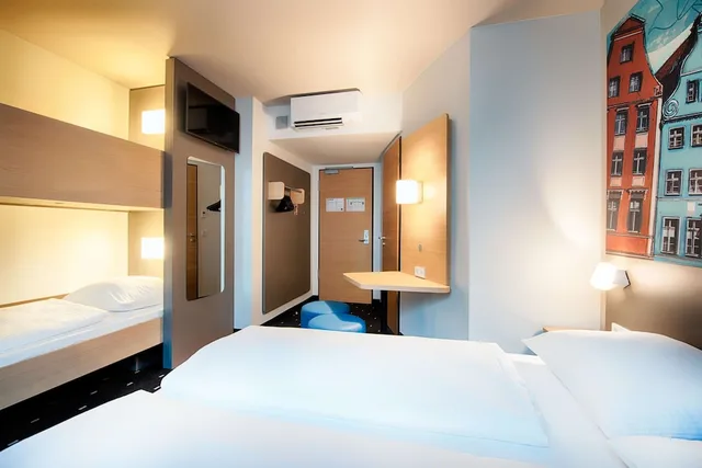 غرفة رباعية بسريرين منفصلين وسرير بطابقين، B&B Hotel Rostock City-West 2/5