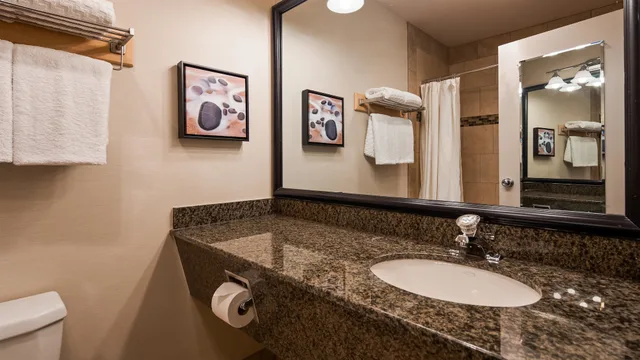 غرفة قياسية بسرير كينج وسرير كوين بمطبخ صغير، Best Western Plus Ocean View Resort 10/10