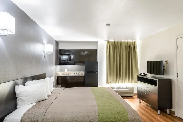 جناح ديلوكس بسرير كينج بمطبخ صغير، Studio6 Arlington, TX 2/7