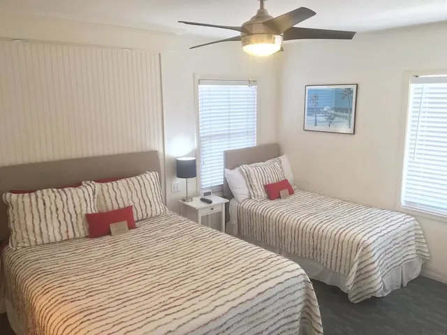 Plus, Single, 1 Queen and 1 Single Bed، The Sea View Inn At The Beach 2/4