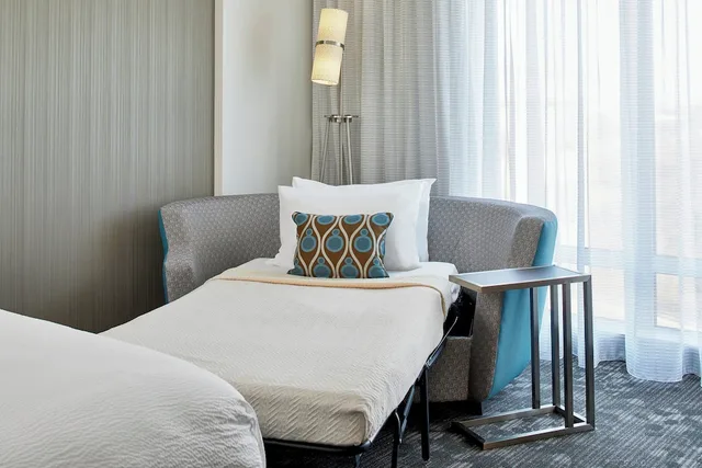 غرفة بسرير كينج، Courtyard by Marriott Baltimore Downtown/McHenry Row 2/4