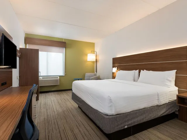 Standard, King Bed, Holiday Inn Express And Suites Charlotte Airport Belmont An Ihg Hotel 1/5
