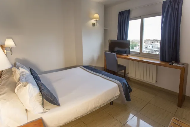 Standard, Double Bed, Hostal Savoy 2/7