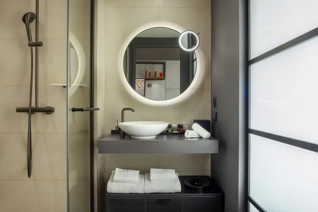 غرفة بريميوم بسرير كينج بشرفة، Canopy by Hilton Paris Eiffel Tower 4/5