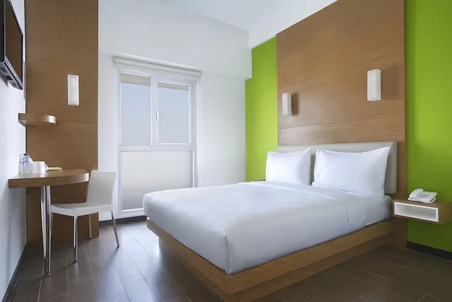 Smart, Queen Bed، Hotel Amaris Embong Malang 1/1