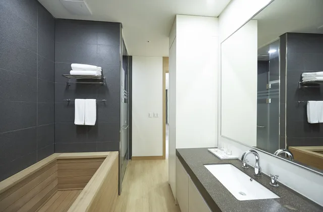 White, Family, Suite, 1 Single and 2 Double Beds، Hotel Around Pyeongchang 5/5