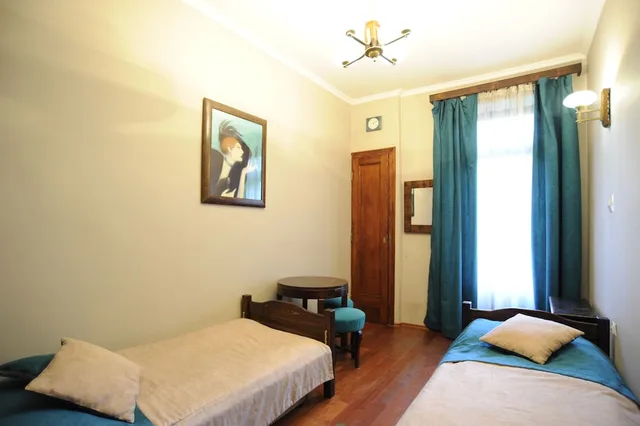 غرفة قياسية بسريرين منفصلين بحمام مشترك، Hostel Deco 2/4