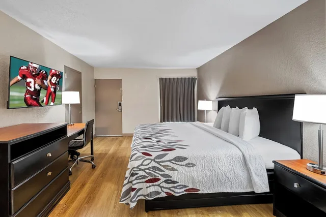 غرفة سوبيريور بسرير كينج بإطلالة على المسبح للمدخنين، Red Roof Inn Hot Springs 6/10
