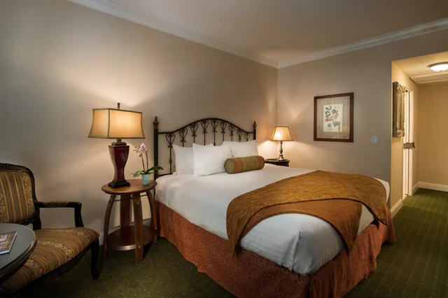 غرفة ديلوكس بسريرين كوين، Monterey Hotel 2/3
