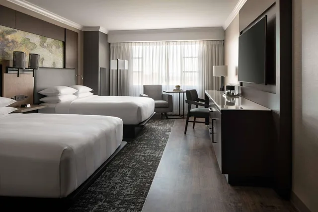 غرفة بسرير مزدوج بإطلالة على المدينة، Monterey Marriott 2/4