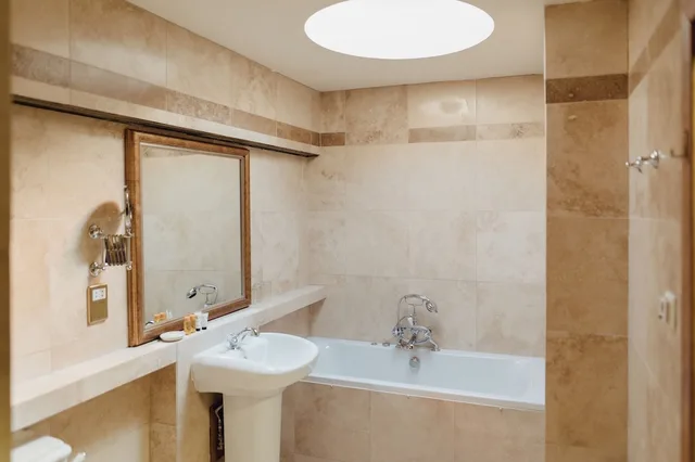 غرفة ديلوكس بسرير كينج، ROMAN CAMP HOTEL 3/4