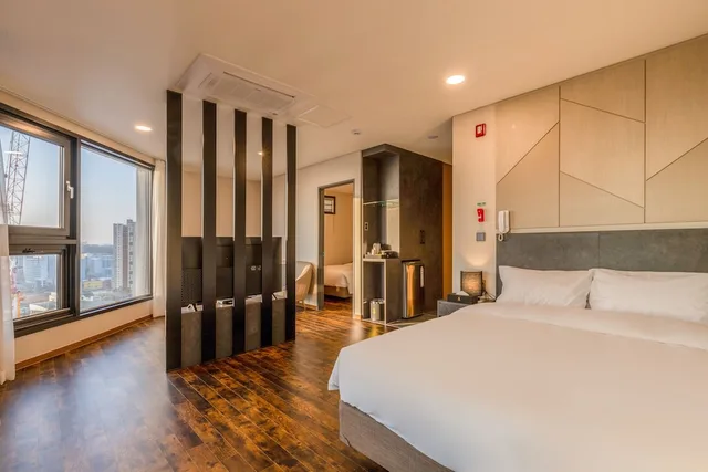 جناح عائلي بريميوم بسريرين كوين، Urbanest Hotel 1/5