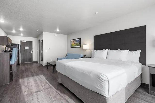 استوديو بسرير كينج مع أريكة، Riverstone Suites - Chippewa Falls 1/5