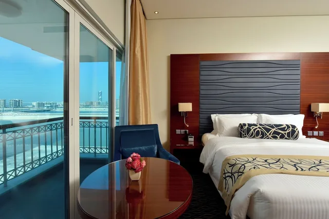 غرفة بزنس بسرير كينج، Ramada Resort by Wyndham Manama Seef 4/10