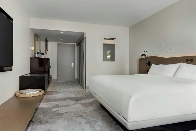Room, King Bed, Balcony, Accessible, The Limited Hotel Charleston 2/10