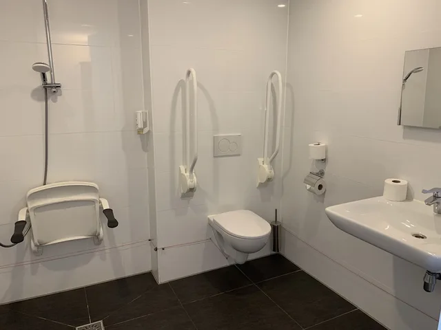 غرفة عائلية رباعية بسرير كوين وسريرين منفصلين لذوي الإعاقة، easyHotel Maastricht City Center 10/10