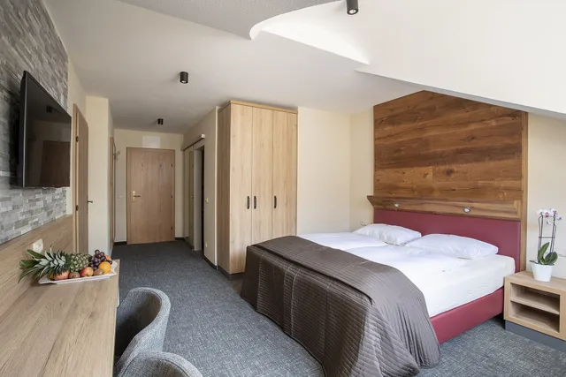Green, Forest, Double Bed، Neue Post Hotel 7/9