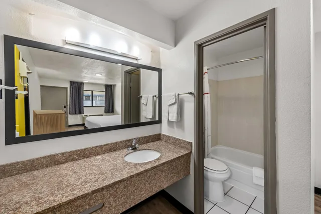 غرفة بسرير مزدوج، Days Inn By Wyndham Independence 6/6