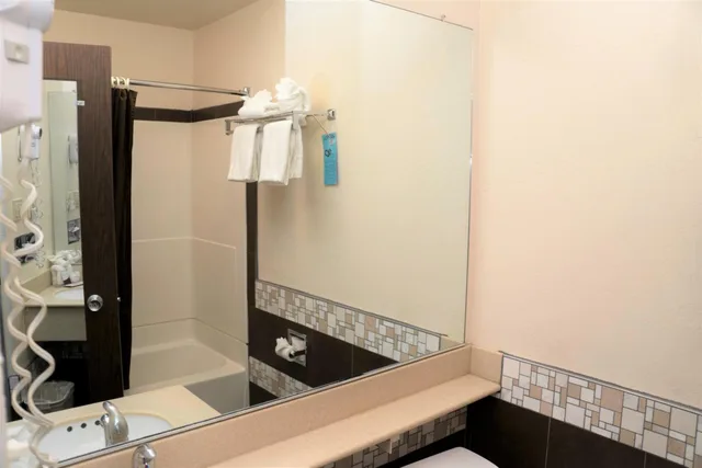 غرفة بسريرين كوين، California Inn 3/3